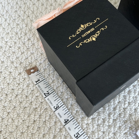 NWOT Natroses box of 4 preserved pink roses. - Picture 4 of 7